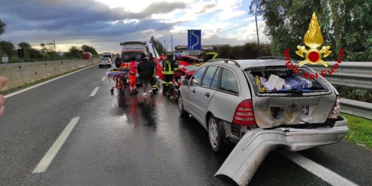 Incidente stradale sulla 131 in direzione Cagliari, sul posto i vigili del fuoco