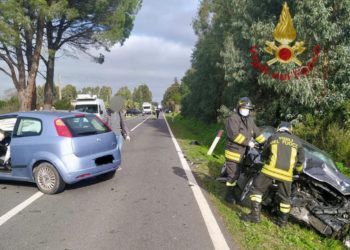 Incidente stradale a Guspini, due persone coinvolte nello scontro tra due auto, sul posto i vigili del fuoco