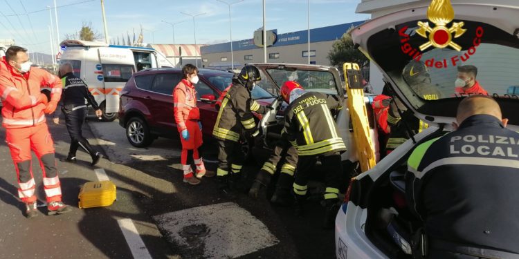 Scontro tra una Ford Kuga ed una Fiat Panda in viale Marconi, a Cagliari, due donne ferite