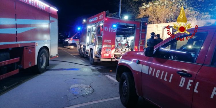 Incendio in un appartamento a Pirri, i vigili del fuoco all’interno hanno trovato il corpo di un uomo privo di vita