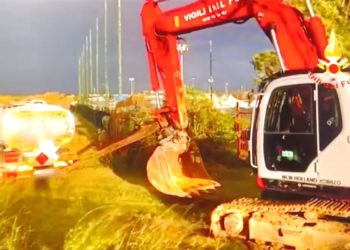 I vigili del fuoco hanno recuperato un’autocisterna impantanata che trasportava gasolio, nessun danno alle persone, al carico e all’automezzo