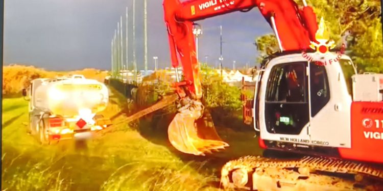 I vigili del fuoco hanno recuperato un’autocisterna impantanata che trasportava gasolio, nessun danno alle persone, al carico e all’automezzo