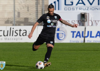 Quinto ko stagionale per il Sassari Calcio Latte Dolce, sconfitto per 3-0 dalla capolista Giugliano