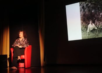 Al Piccolo Teatro dei Ciliegi di Capoterra lo spettacolo autobiografico di Carla Baffi “Carla o dell’essere se stessi”