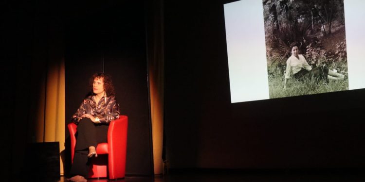 Al Piccolo Teatro dei Ciliegi di Capoterra lo spettacolo autobiografico di Carla Baffi “Carla o dell’essere se stessi”