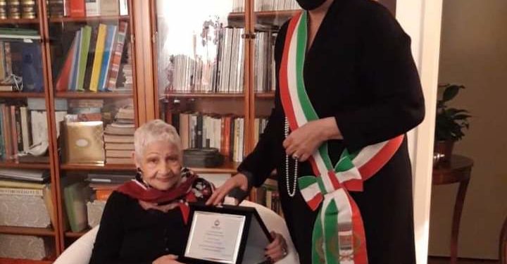 Oristano in festa per i cent’anni di zia Giovanna Umana