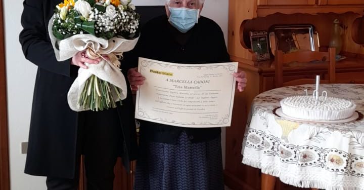 La direttrice dell’ufficio postale di Escolca ha festeggiato i 100 anni di “Tzia” Marcella Cadoni