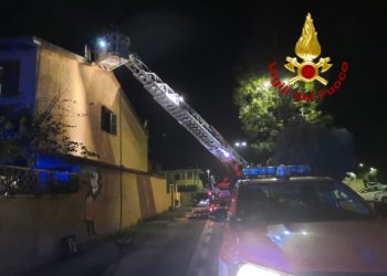 Olbia: a fuoco una canna fumaria, intervengono i vigili del fuoco