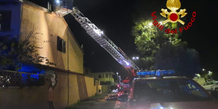 Olbia: a fuoco una canna fumaria, intervengono i vigili del fuoco