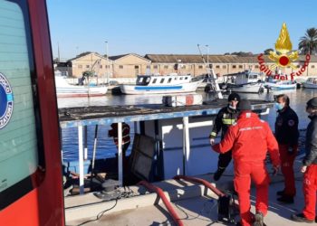 I vigili del fuoco di Cagliari hanno soccorso un’imbarcazione ormeggiata nel molo pescatori “Sa Perdiscedda”