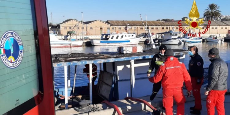 I vigili del fuoco di Cagliari hanno soccorso un’imbarcazione ormeggiata nel molo pescatori “Sa Perdiscedda”