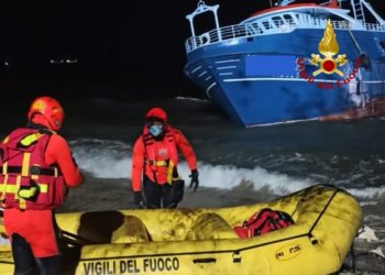I vigili del fuoco hanno soccorso due pescherecci in difficoltà nel golfo di Cagliari con a bordo una decina di persone egiziane