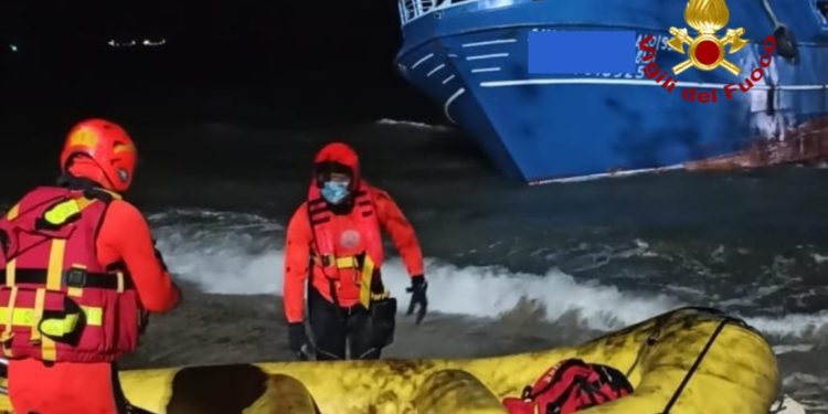I vigili del fuoco hanno soccorso due pescherecci in difficoltà nel golfo di Cagliari con a bordo una decina di persone egiziane
