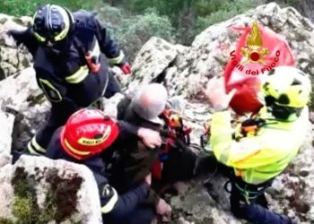 Un anziano cardiopatico si avventura ai piedi dei Sette Fratelli in cerca di funghi, si perde, chiede aiuto col cellulare e viene raggiunto e messo in salvo dai vigili del fuoco