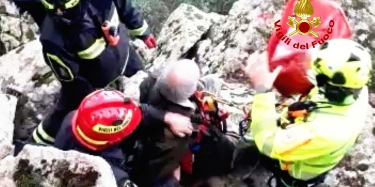 Un anziano cardiopatico si avventura ai piedi dei Sette Fratelli in cerca di funghi, si perde, chiede aiuto col cellulare e viene raggiunto e messo in salvo dai vigili del fuoco