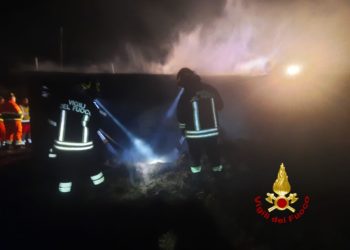 Santa Teresa di Gallura: a fuoco un fienile, sul posto i vigili del fuoco