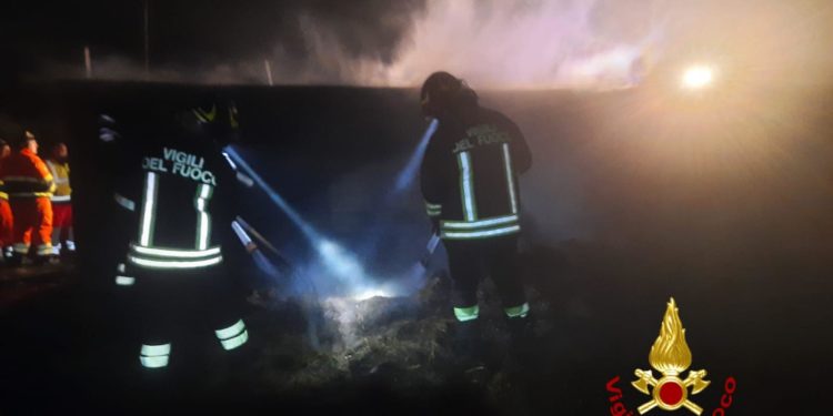 Santa Teresa di Gallura: a fuoco un fienile, sul posto i vigili del fuoco