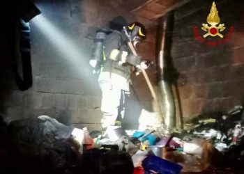 Olbia: a fuoco una canna fumaria, intervengono i vigili del fuoco