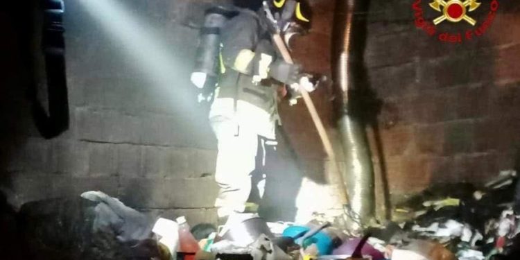 Olbia: a fuoco una canna fumaria, intervengono i vigili del fuoco