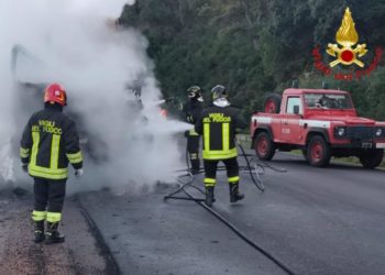 Villagrande Strisaili: a fuoco un’autobetoniera sulla strada provinciale 27, sul posto i vigili del fuoco