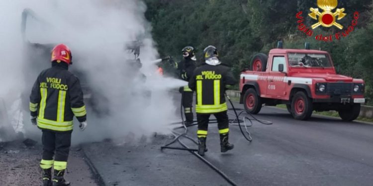 Villagrande Strisaili: a fuoco un’autobetoniera sulla strada provinciale 27, sul posto i vigili del fuoco