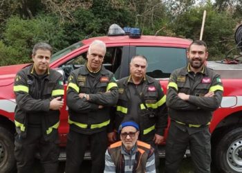 A Thiesi, un segugio è rimasto incastrato in una grotta sulla Ittiri-Romana, lo hanno salvato i vigili del fuoco