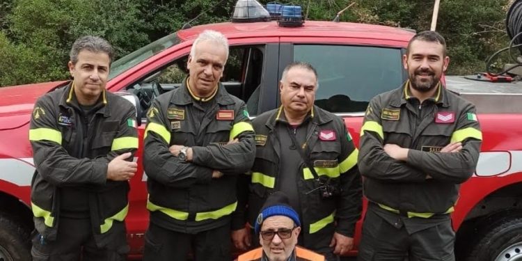 A Thiesi, un segugio è rimasto incastrato in una grotta sulla Ittiri-Romana, lo hanno salvato i vigili del fuoco