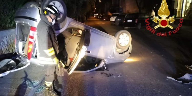 Posada: incidente stradale nel centro abitato, ferite due persone