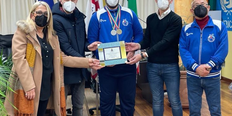 Il comune di Sennori ha premiato Vittorio Cabras, bronzo ai Campionati italiani assoluti di pesistica olimpica