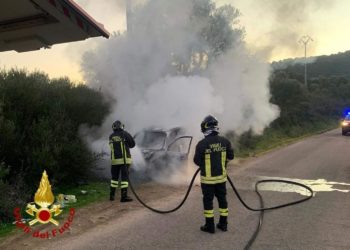 Olbia: a fuoco un’auto in località Suiles, sul posto i vigili del fuoco