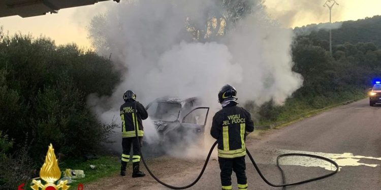 Olbia: a fuoco un’auto in località Suiles, sul posto i vigili del fuoco