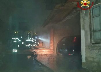 Samugheo: a fuoco un deposito di legname e masserizie, sul posto i vigili del fuoco