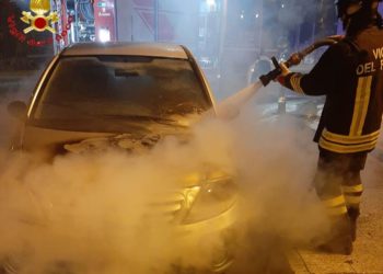 Siniscola: a fuoco un’auto, sul posto i vigili del fuoco