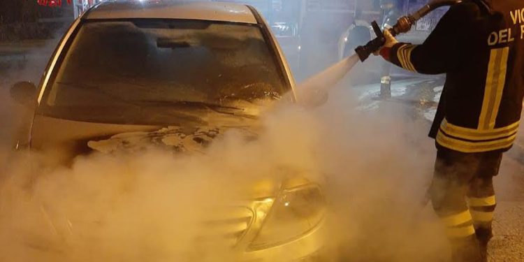 Siniscola: a fuoco un’auto, sul posto i vigili del fuoco