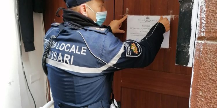 Era accatastato come magazzino, ma veniva usato come abitazione: la Polizia locale di Sassari sgombera un’immobile