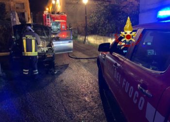 Cuglieri: a fuoco un’auto, sul posto i vigili del fuoco