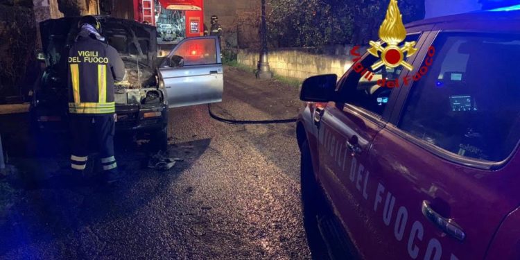 Cuglieri: a fuoco un’auto, sul posto i vigili del fuoco