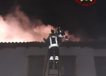 Arzachena: a fuoco una canna fumaria, sul posto i vigili del fuoco