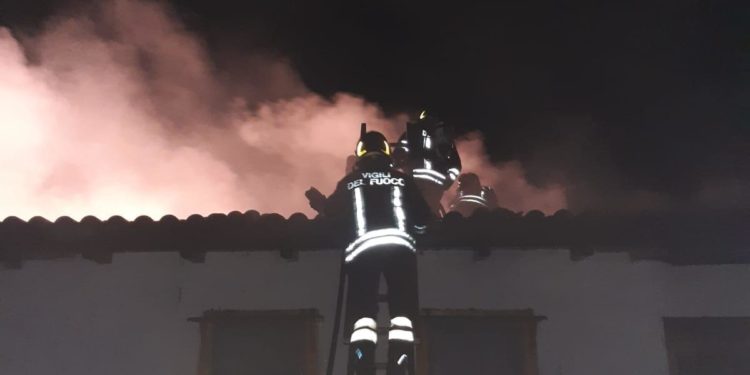 Arzachena: a fuoco una canna fumaria, sul posto i vigili del fuoco