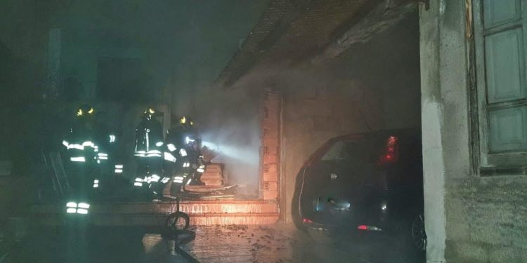 Samugheo: a fuoco un deposito di legname e masserizie, sul posto i vigili del fuoco