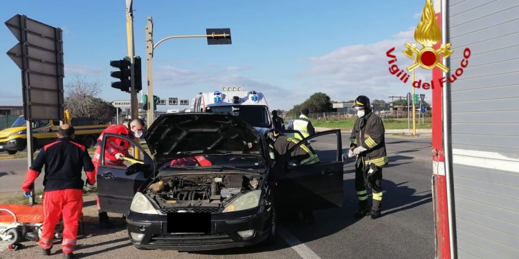 Monserrato: incidente stradale sulla 554, ferita una donna