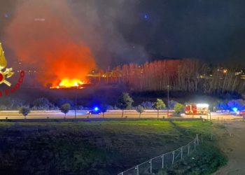 La Maddalena: a fuoco un sottotetto in via Buonarroti, sul posto i vigili del fuoco