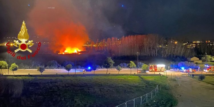 La Maddalena: a fuoco un sottotetto in via Buonarroti, sul posto i vigili del fuoco