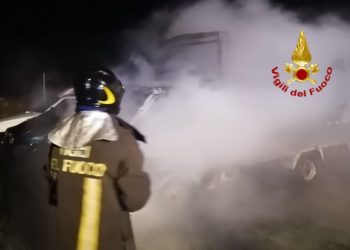 Quartu Sant’Elena: a fuoco un autocarro ed un autofurgone sulla 554, sul posto i vigili del fuoco