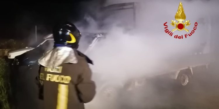 Quartu Sant’Elena: a fuoco un autocarro ed un autofurgone sulla 554, sul posto i vigili del fuoco