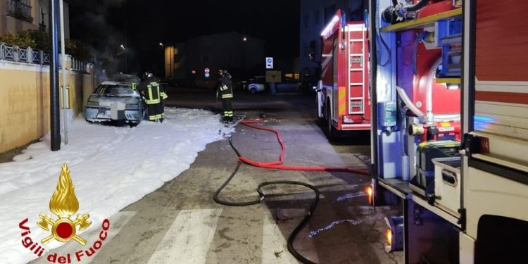 Olbia: a fuoco due auto, sul posto i vigili del fuoco