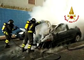 I vigili del fuoco sono intervenuti questo pomeriggio, a Cagliari, per l’incendio di un’auto alimentata a Gpl e benzina, in transito in via Anglona