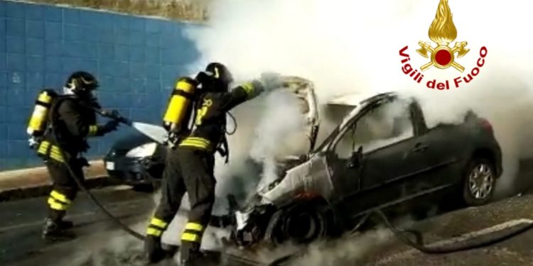 I vigili del fuoco sono intervenuti questo pomeriggio, a Cagliari, per l’incendio di un’auto alimentata a Gpl e benzina, in transito in via Anglona