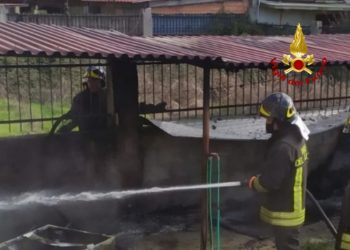 Incendio in un ripostiglio e deposito di attrezzi a Siurgus Donigala, sul posto i vigili del fuoco di Mandas