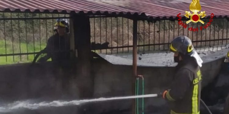 Incendio in un ripostiglio e deposito di attrezzi a Siurgus Donigala, sul posto i vigili del fuoco di Mandas